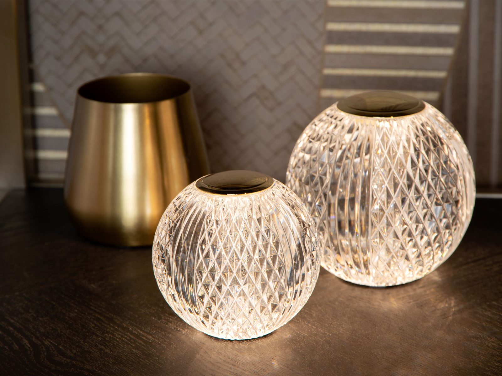 Stolní LED stmívatelná lampa Cintra, matně zlatá/mosaz, baterie, 1,5W, ø9cm
