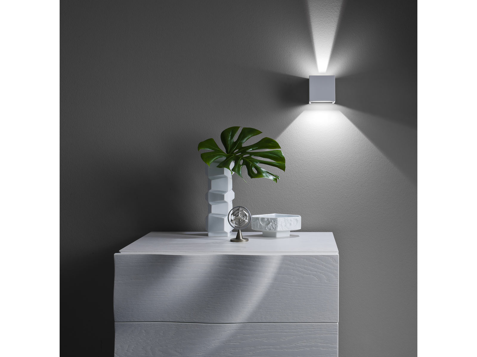 Nástěnné LED svítidlo Amplitude matně bílé, 7W, 3000K, 9cm