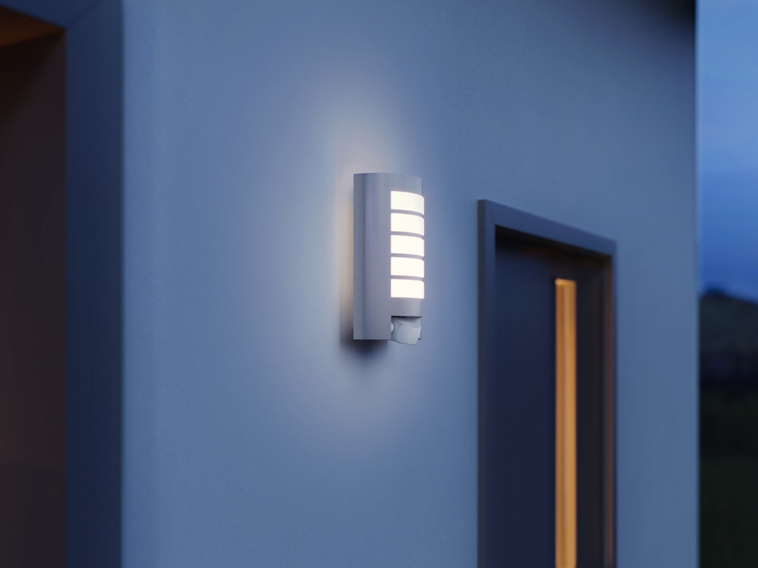 Venkovní nástěnné svítidlo se senzorem L 12 stříbrné