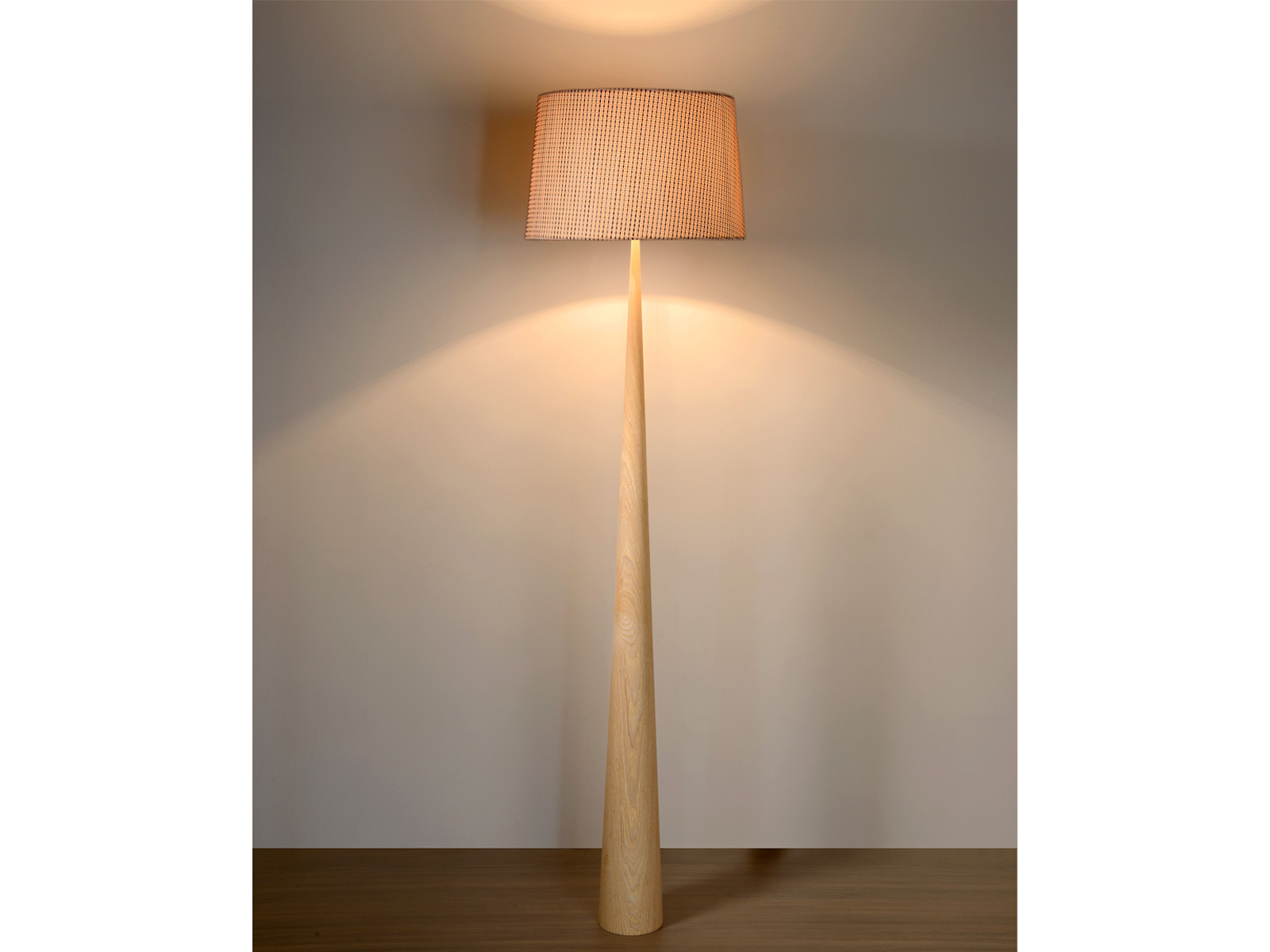Stojací lampa Conos, přírodní, E27, 177cm