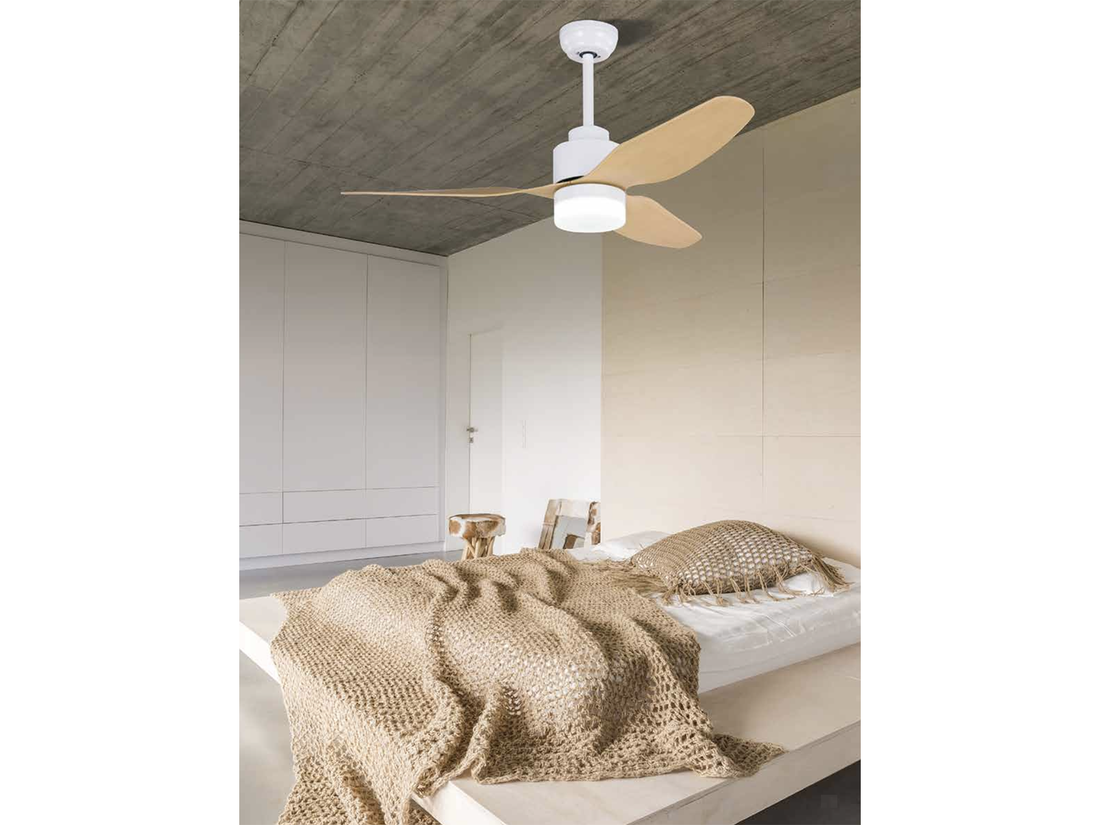 Stropní DC ventilátor s LED osvětlením, bílá, javorové lopatky ø120cm